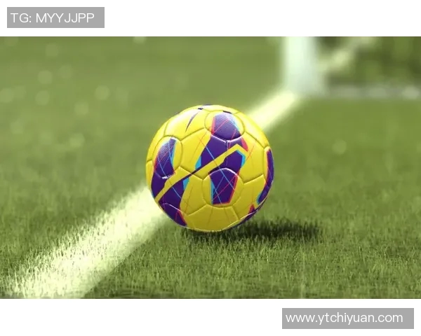 极致机械风格演绎绿茵巨星力量与未来感足球壁纸